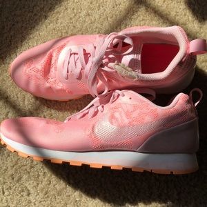 Nike MD Runner 2 Size 11 women’s